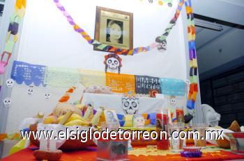Ofrendas 'a los que vuelven'

Con el fin de difundir y promover las tradiciones mexicanas, un grupo de familias montó coloridos altares de muertos en distintos puntos de La Laguna.