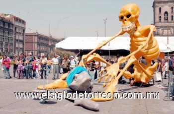 Celebración nacional
La celebración del Día de Muertos, devoción misteriosa 
donde se mezcla lo religioso y lo pagano, el miedo y la burla. 
A la muerte la ridiculizamos en caricaturas y 'calaveras', 
y nos la comemos en dulce o pan. 