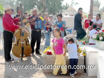La medida ordenada por la Jurisdicción Sanitaria número II, de impedir el acceso de agua a los cementerios, provocó malestar entre muchas de las personas que acudieron a visitar a sus difuntos a los panteones Guadalupe y La Rosa.