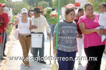 Las ofrendas en el dos de noviembre, no podían faltar. Las tumbas, olvidadas durante meses, se convirtieron prácticamente en centros de mesa y arreglos florales. Los colores amarillo, morado y blanco, le dieron un aspecto diferente al cementerio.