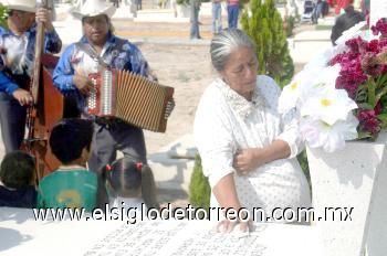 En el encuentro con los muertos, los cantos, las flores y los recuerdos, estuvieron presentes. Miles de personas acudieron a los panteones municipales y privados de toda la Comarca Lagunera, a visitar a los que ya no están, y que jamás volverán.