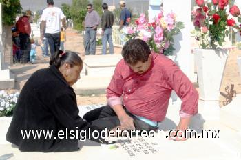 Después de lidiar con los ambulantes de flores, cañas, comida, y también de botes con agua, los deudos se encontraron con los suyos. Ahí, sobre sus tumbas, recordaron los momentos que pasaron juntos en vida.