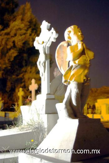 Esta celebración de los difuntos es distinta en otros lugares, en unos realizan alfombras enormes hechas de flores a lo largo de las calles principales que representan un verdadero trabajo artesanal de la gente, en otros, grupos étnicos realizan ritos como sus antepasados, para venerar a los muertos.