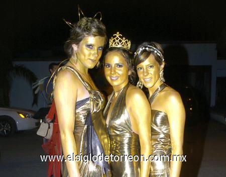 01112006
Karen Von Bertrab, Pau Franco y Aranza Berlanga, en reciente festejo.