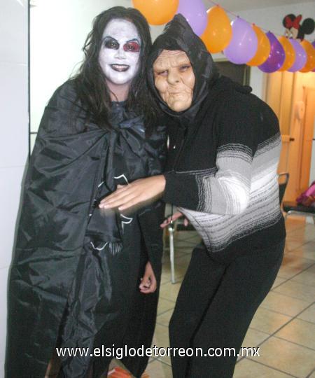 01112006
María Raquel y Luz Elena González Franco, en una fiesta de disfraces.