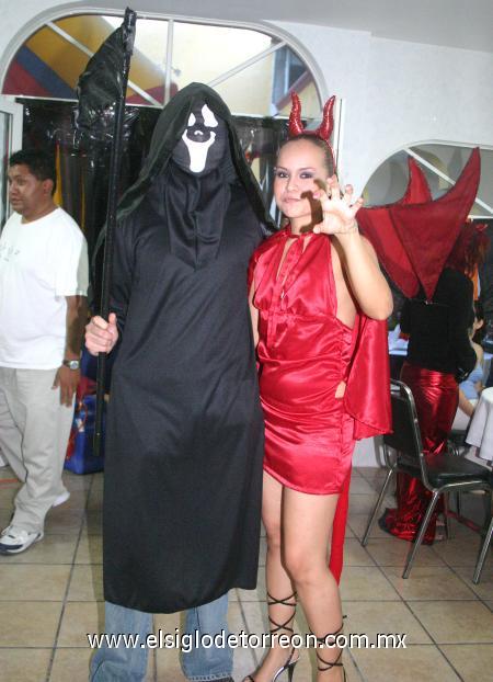 01112006
Oswaldo Estrada Palacios y Yazmín Arguijo Domínguez, en la fiesta de cumpleaños de Perla Aracely Estrada Cruz.