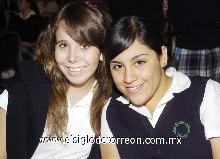 04112006
 Monse González y Pamela de la Rosa