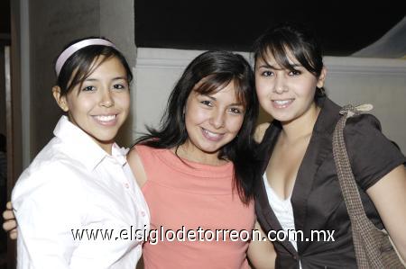 06112006
Leslie Escamilla, Karina Esquivel y Ruth Aguillón.