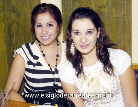 05112006 
Ana Elisa de Garza Tijerina y Sara de Cordero, captadas recientemente.