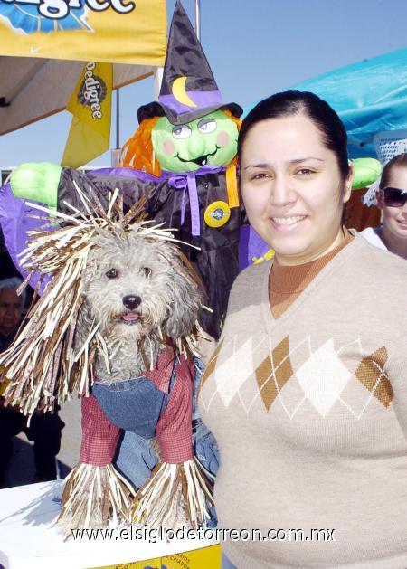05112006 
Cristina Van Der Elst al lado de Toto.