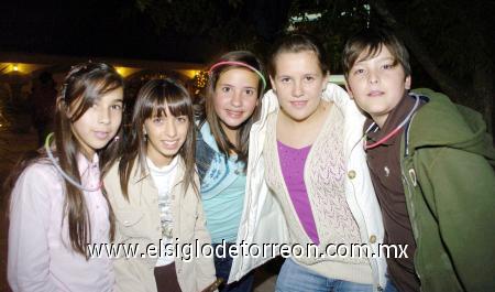 05112006 
María de Lourdes, Andrea, Luis, Crisanta y Paulina.