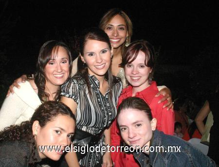08112006
Adriana Lazarín Bravo acompañada de sus amigas, en la fiesta pre nupcial que le ofrecieron por su cercano enlace con Enrique Padilla.