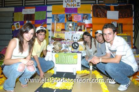09112006
Andrea Marroquín, Fernando Fernández, Alma Delia Martínez, Adelmo Ruvalcaba y Enrique Esparza dedicaron su altar a Juan Pablo II en el Tec de Monterrey.