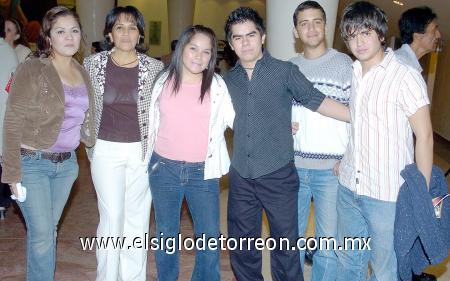 12112006 
Ana Escobedo, Laura Ríos, Andrea Escobedo, Jorge Ramos, Esteban y Juan Ríos.