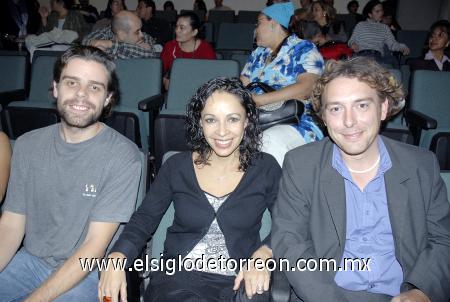 12112006 
Armand Koppe, Irene Rojas y Jerome Paulacci.