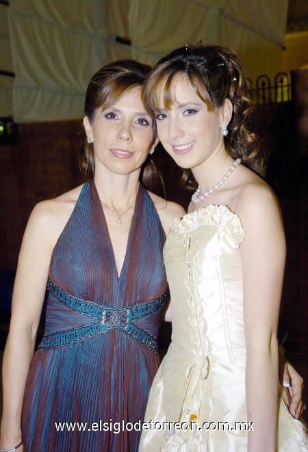 12112006 
Nicole Bello Luján y su mamá Liz de Bello.