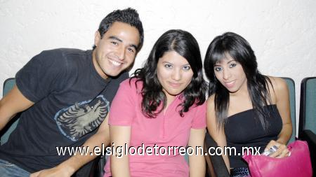 12112006 
Raúl Wong, Pamela Palomares y Perla Gaytán.