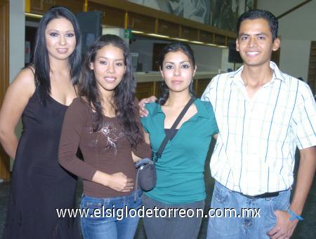 13112006
Linda Meraz, Miriam Puente, Sonia Díaz y  Luis Sánchez