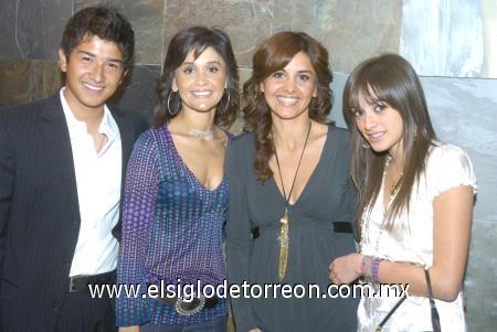 13112006
Lucas Ruiz, Claudia González, Cristina González y Cristy Ruiz