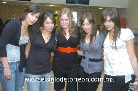 13112006
María Sofía González, Daniela Garza, Paty Barroso, Paulina Martínez y Cristy Ruiz