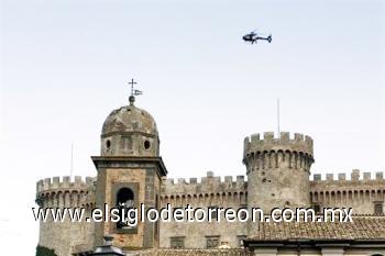 La boda se realizará por el rito de la iglesia de la Cienciología, a la que pertenece el actor, y para lo que llegará un representante de la misma desde Estados Unidos. 

Aquí vista del castillo, supuesto escenario del enlace nupcial.