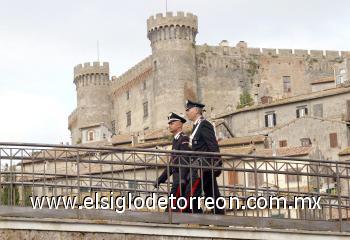 Cruise y Holmes llegarían al castillo el sábado por la mañana y podrían regresar a Roma esa misma noche, al termino del banquete nupcial.