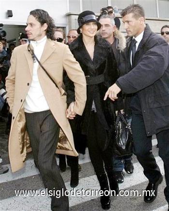 JLo. y  Anthony fueron  muy asediados por los medios de comunicación a su llegada al aeropuerto.