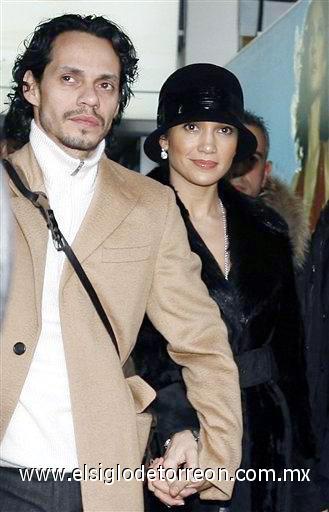 Jennifer López y Marc Anthony están entre una lista de famosos que arribaron a Italia para asistir a la boda de Tom Cruise y Katie Holmes.