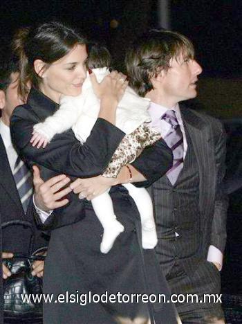 A su llegada a Roma
La ciudad eterna vive al borde de una crisis de nervios los últimos preparativos para la llamada 'boda del año' entre Tom Cruise y Katie Holmes.