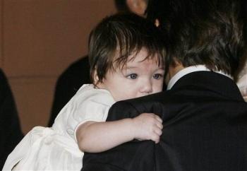 La pequeña Suri cargada en todo momento por su papá, Tom Cruise.

Se sabe que los contrayentes irán vestidos con trajes de Giorgio Armani y, según aseguran con no poca malicia algunos medios locales, la hermana del diseñador, Roberta, se ha trasladado a Bracciano para dar retoques de última hora al traje del novio, debido a algunos kilos de más.