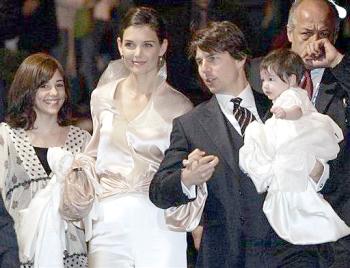 La familia Cruise Holmes lució espectacular en el arranque de la gran boda.

Cruise y Holmes llegaron el lunes a Roma, para hospedarse en el hotel Hassler, en lo alto de la famosa escalinata de la plaza de España, donde durante dos días se han reunido fotógrafos y curiosos, sobre todo turistas, pero de la pareja...ni sombra.