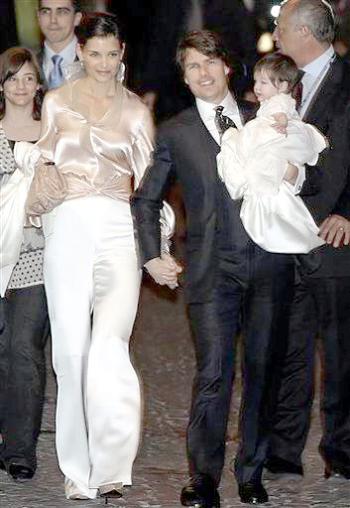 CENA PREVIA
Los actores Katie Holmes y Tom Cruise junto a su pequeña Suri arrancaron los cuatro días de festejo 
por su boda con una reunión entre amigos en un restaurante de Roma.

El matrimonio se da por seguro que se celebrará el próximo sábado, y aunque hasta ahora no está confirmado oficialmente que será en el Castillo Odescalchi del lago de Bracciano, hace más de una semana una agencia local escribía que 'lo saben hasta los patos que aletean sobre las aguas lacustres'.