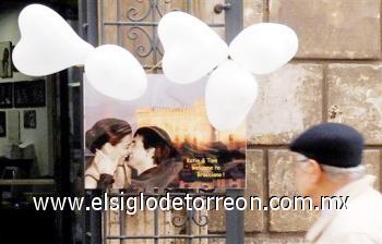 “La boda invisible” y “Tom & Katie: los fantasmas recién casados” eran los titulares de los periódicos italianos que reflejaron la frustración de los residentes y de las hordas de fotógrafos que llegaron a Bracciano para el evento.