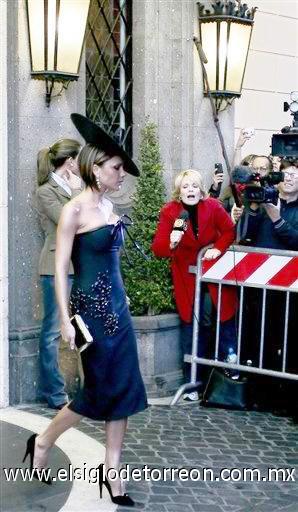 Victoria Beckham vistió un lindo vestido negro acompañado de un sombrero del mismo color.

La ex 'spice girl' llegó sin su marido, el futbolista David Beckham, quien debió partir a Madrid por compromisos deportivos