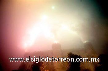 Tras el 'sí' inició el espectáculo de fuegos artificiales. A la boda asistieron Connor e Isabella, los dos hijos que Cruise adoptó cuando estuvo casado con Nicole Kidman, además de la pequeña Suri, fruto de la actual unión del actor hollywooodense con Holmes.