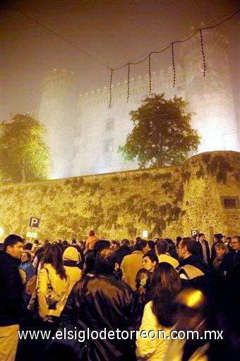 Puede que haya sido la boda del año del mundo de las celebridades, pero la gente del pueblo medieval italiano en que se casaron los actores Tom Cruise y Katie Holmes no vio nada de la boda, y no están felices de ello. 

Los detalles de la ceremonia  fueron mantenidos en secreto hasta que el publicista en Estados Unidos de Cruise emitió una declaración. Para entonces, los residentes de Bracciano, el lugar elegido por la pareja cercano a Roma y a la orilla de un lago, estaban profundamente dormidos.