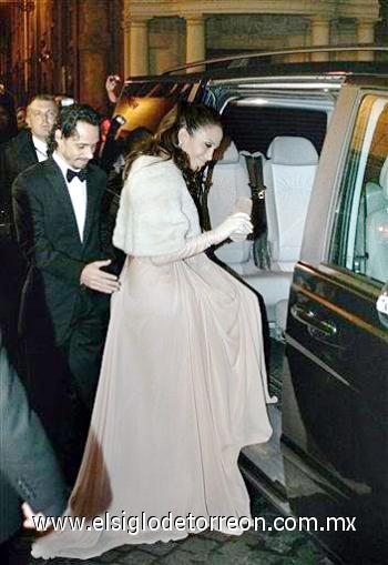 Jennifer López arribó con un elegante vestido rosa claro y una estola de piel acompañada de su esposo, el cantante Marc Anthony.