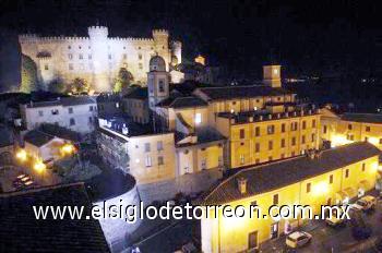 El programa, citado por medios locales, contemplaba una cena en la Sala dei Cesari del castillo medieval, con vinos italianos y menú italiano preparado por una empresa de 'catering' de Turín. 

Cientos de agentes de las fuerzas del orden resguardaron Bracciano, una localidad ubicada a unos 40 kilómetros de Roma y ya elegida en el pasado para las bodas de Eros Ramazzotti y Christiane Amanpour.