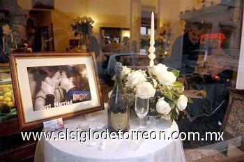 La decoración para la ceremonia corrió a cargo de Jean Paul Trojli, el preferido para las bodas de las familias italianas de la alta sociedad, quien eligió para el rito, aparentemente celebrado por el 'gran jefe' de Cienciología, David Miscavide, los colores blanco, rojo y oro.