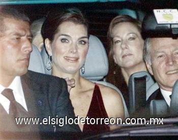 Brooke Shields (foto) lució un vestido rojo terciopelo.