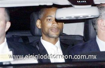 Los cientos de curiosos se quedaron con un 'palmo de narices' pues fue casi imposible ver a los novios y sus ilustres invitados. 

Aquì el actor Will Smith a su llegada al recinto del evento.