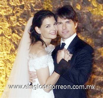 LA GRAN BODA
Tom Cruise y Karie Holmes dieron  el 'sí' en una ceremonia bajo el rito de la secta de Cienciología que estuvo completamente blindada y sin acceso para los miles de curiosos que se dieron cita en la localidad de Bracciano, cerca de Roma, donde tuvo lugar.

Los novios vistieron creaciones de Giorgio Armani y según la secta a la que pertenece Cruise, éste regaló a su nueva esposa un gato, un sartén y un peine, mientras ella prometió 'hacerlo feliz' y ambos intercambiaron los anillos, de la firma Buccellati.