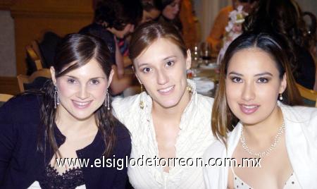 19112006 
Ale de Papadópulos, Titi Sánchez y Priscilla de Murra.