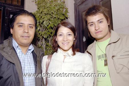 19112006 
Miguel Canseco, Julia Mejía y Jorge Lugo.