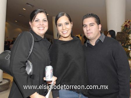 21112006
Mónica Suárez de Prieto, Diana Triana y Jaime Chávez.