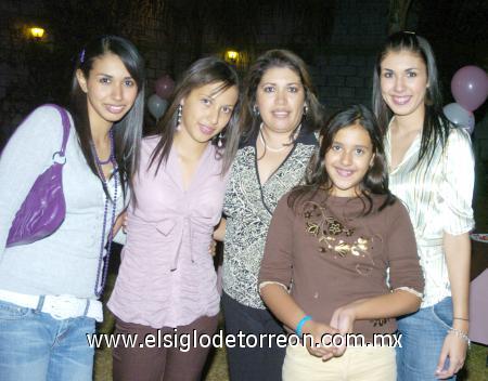 22112006
Daniela con su mamá Cony de Kort y sus hermanas Daniela, Dayana, Deniss y Dafne Kort.