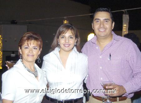 23112006
Martha de Campos, Sandra Sarraf y Cutberto Frías.