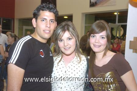 24112006 
Javier García, Ileana y Cecy López.