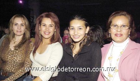 27112006
Belinda Martínez, Rosy Martínez, Tracy Reuss y Eva de Martínez.