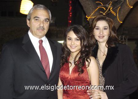 28112006
En compañía de sus padres Adolfo Villar Venegas y Mónica Saldaña de Villar, aparece Mónica.
